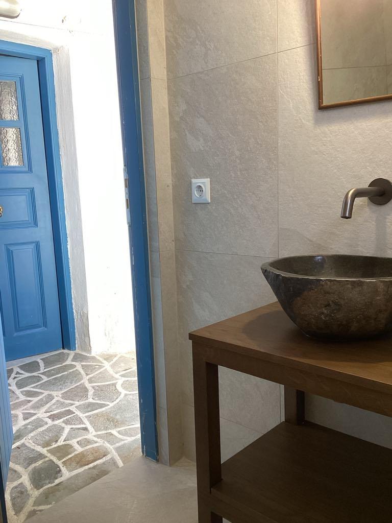 Bagno 1 — Yiayia's Place Folegandros