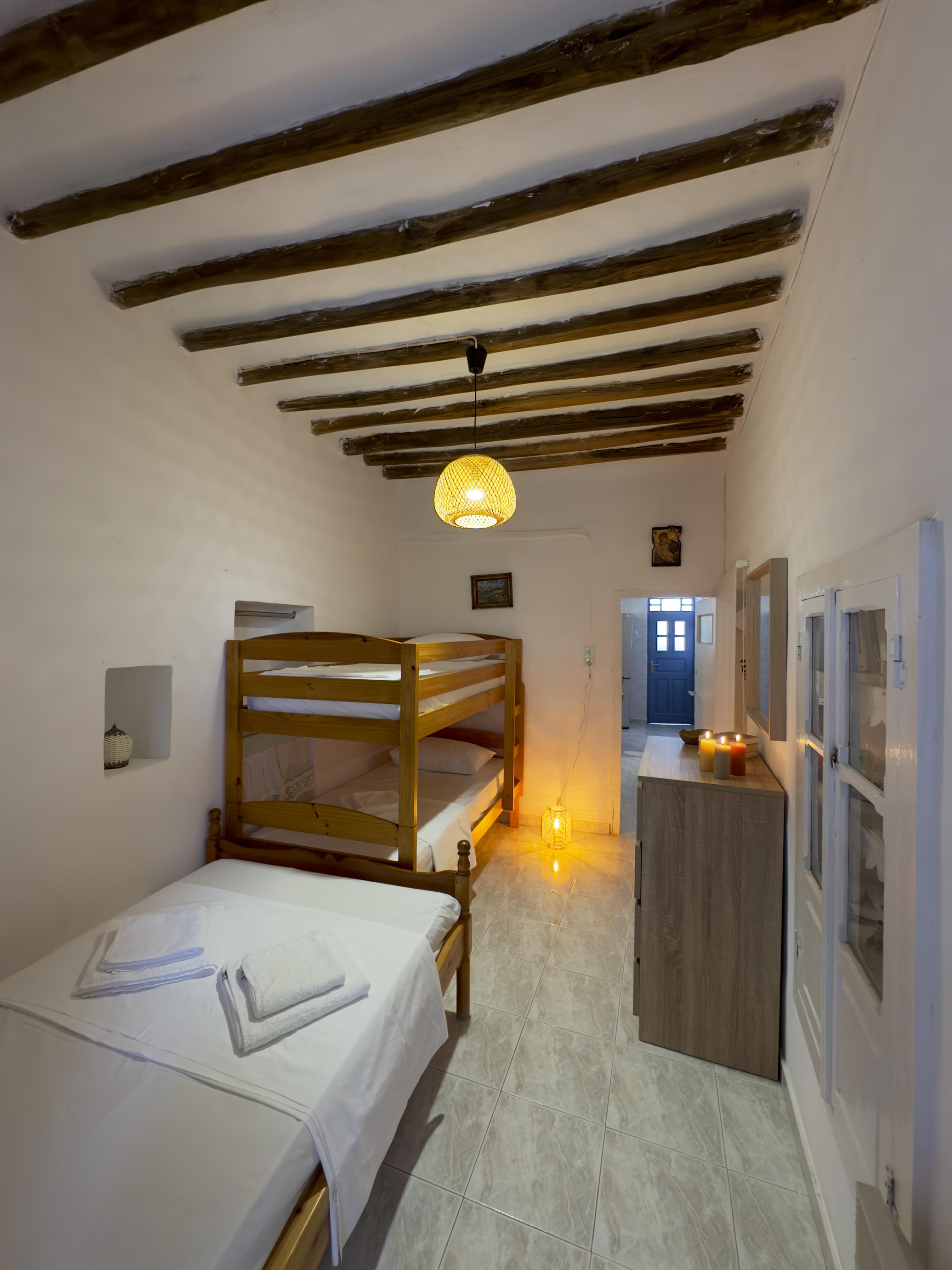 Camera da letto 1 — Yiayia's Place Folegandros