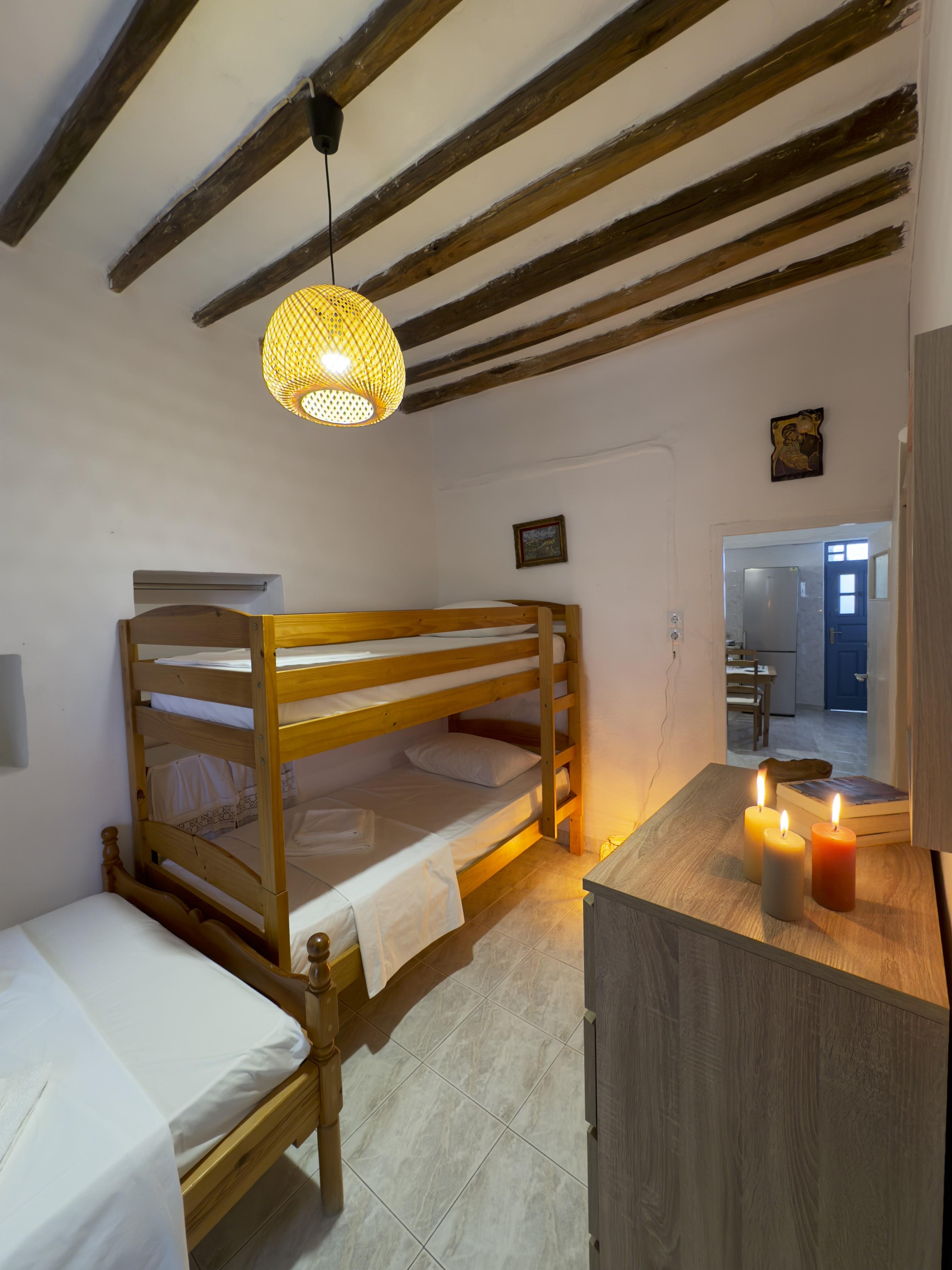Camera da letto 3 — Yiayia's Place Folegandros