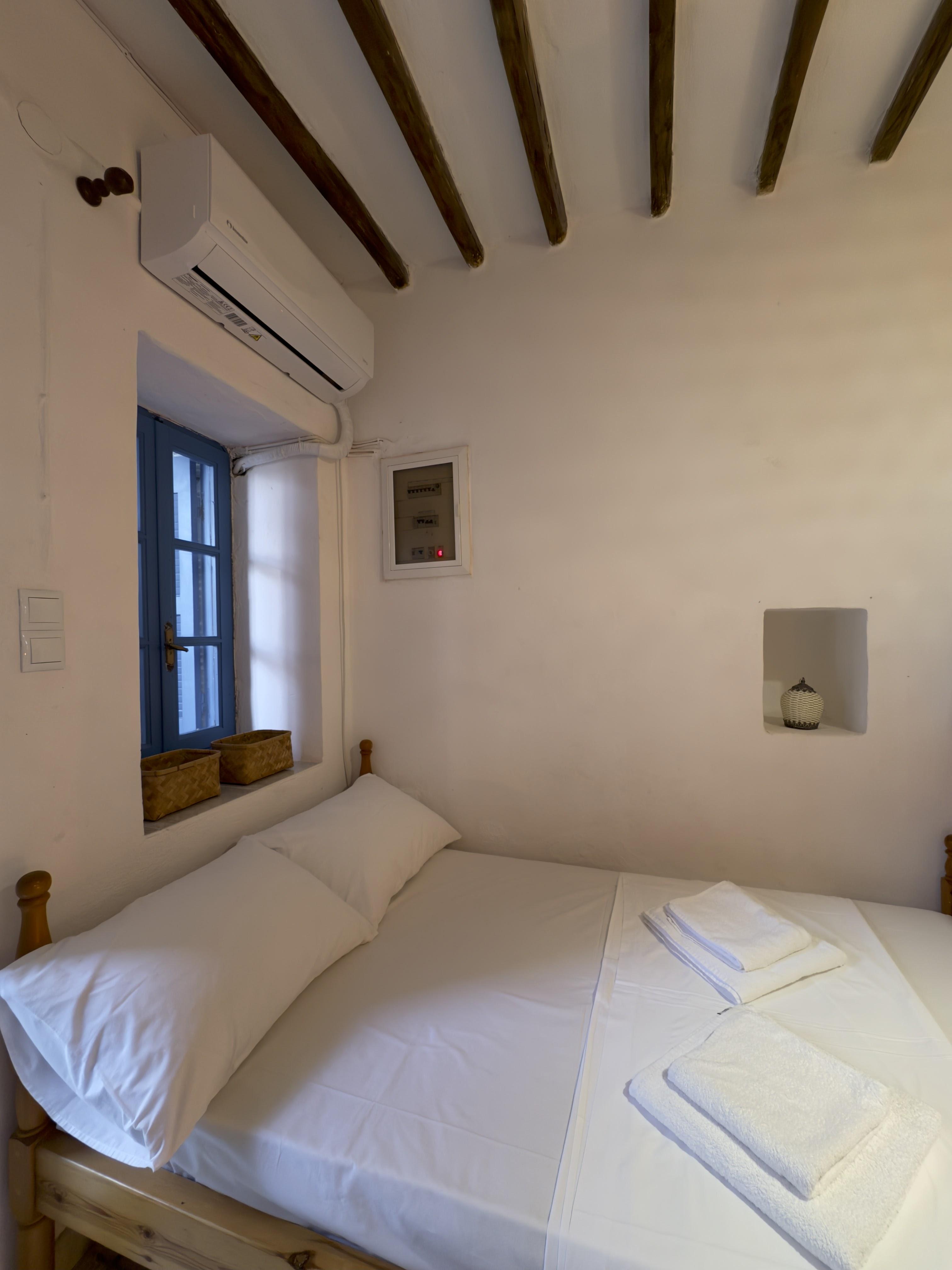 Camera da letto 4 — Yiayia's Place Folegandros