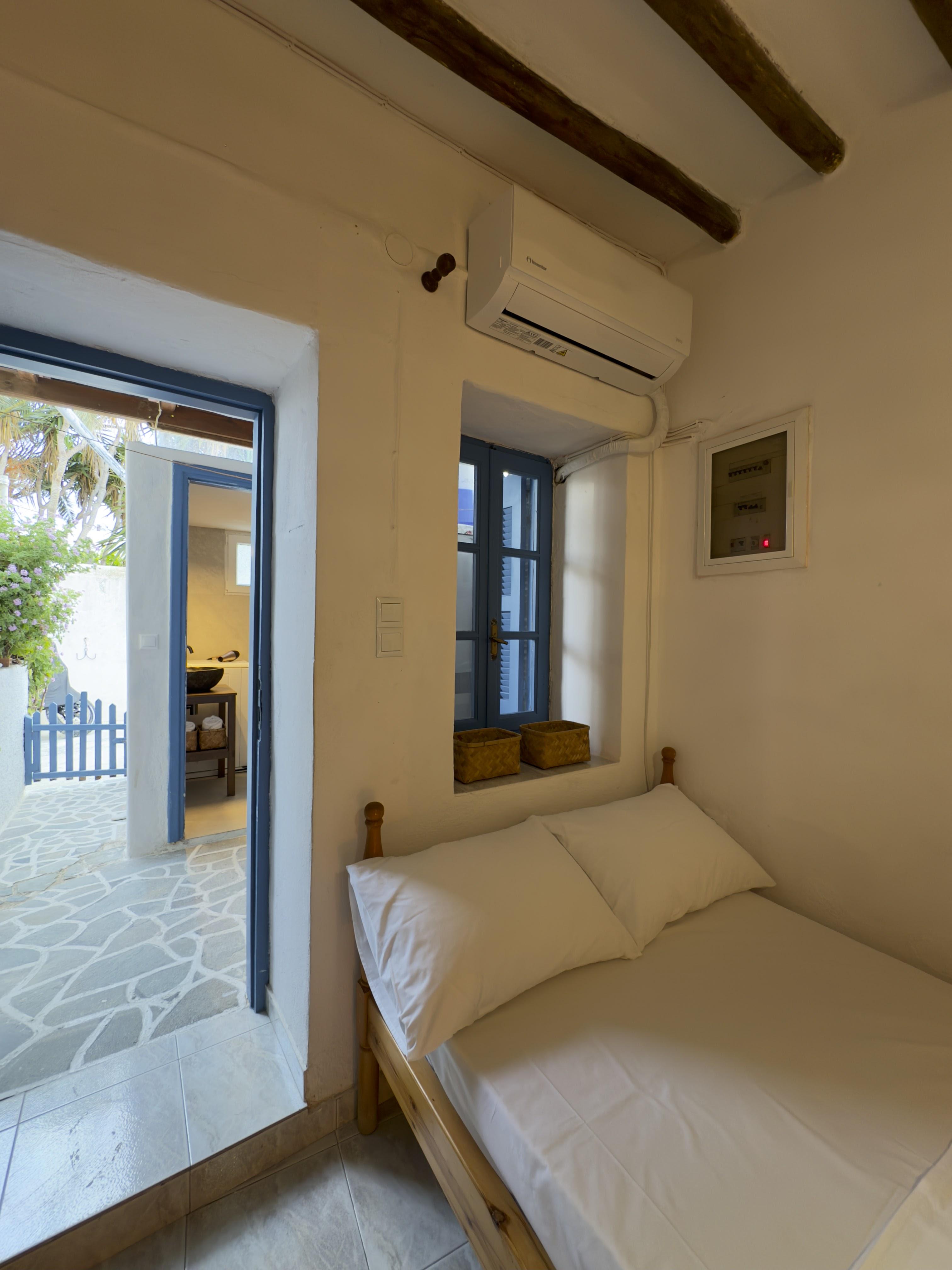 Camera da letto 5 — Yiayia's Place Folegandros